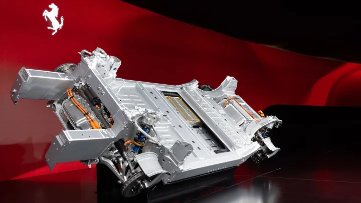 Ferrari prezentē jauno elektrisko modeli