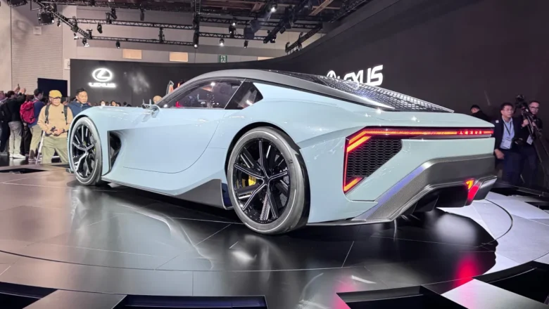 elektriskais Lexus Sports Concept blakus V8 Gazoo Racing GT