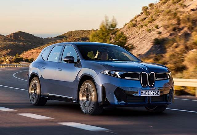 BMW elektroauto uzlādē Tesla tīklā