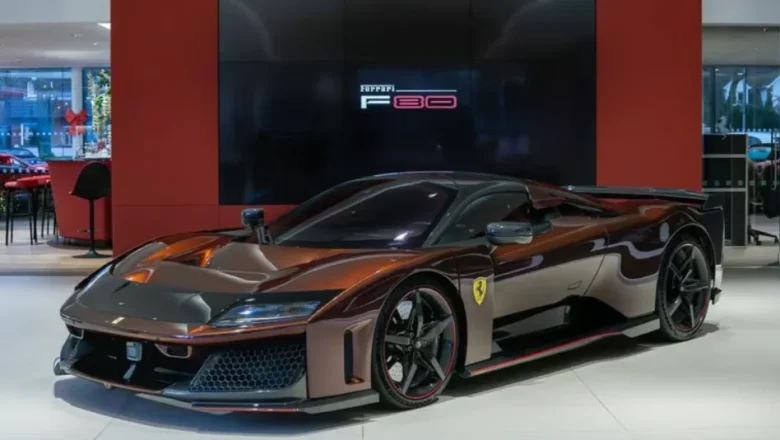 Pirmais Ferrari F80 Eiropā nonāk pie UK miljardiera