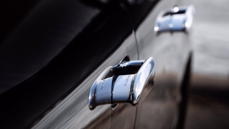 Ķīna aizliedz slēptās durvju rokturus – Tesla dizains zaudē popularitāti