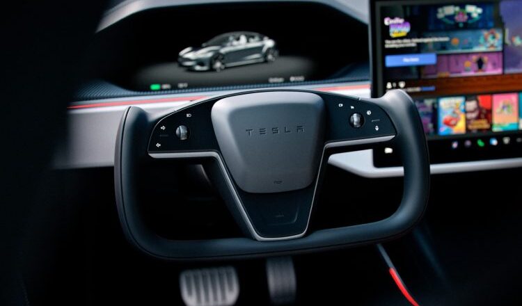 Ķīna aizliedz “yoke” stūri no 2027. gada – Tesla un citiem jāmainās