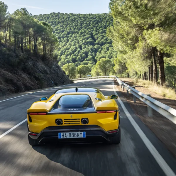 2026 Ferrari 849 Testarossa: hibrīda zvērs ar 1036 ZS