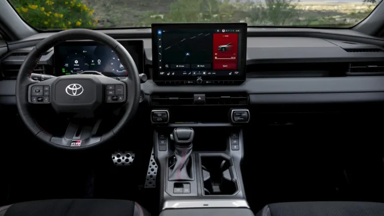 Jaunais Toyota RAV4 PHEV 2026: 58% lielāks elektriskais nobraukums