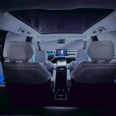 Toyota atklāj trīs rindu elektriskā SUV salonu – debija jau 10. februārī