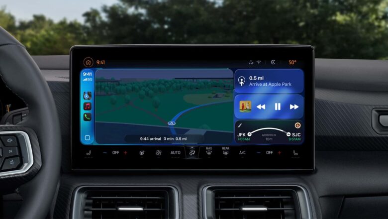 Apple CarPlay iOS 26 atjauninājums: video, AI čatboti un jauns izskats