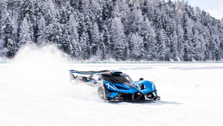 Bugatti hiperauto driftē uz ledus – Bolide trio St. Moritz