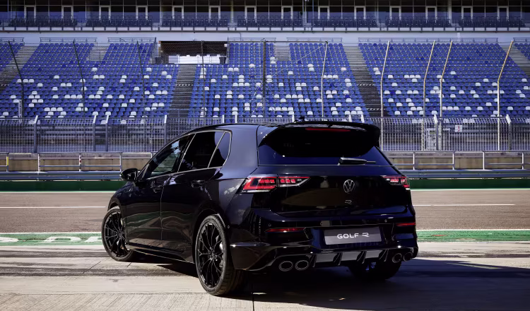 Volkswagen Golf GTI un R paliek ar benzīnu arī pēc 2030. gada
