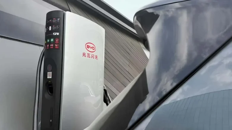 BYD uzstāda 1 MW uzlādes tīklu – 400 km pa 5 minūtēm!