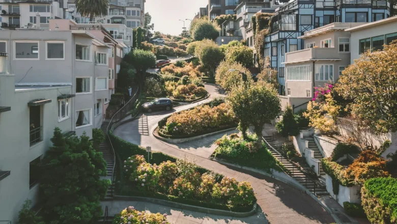 Sanfrancisko Lombard Street – pasaulē slavenākā līkumainā iela