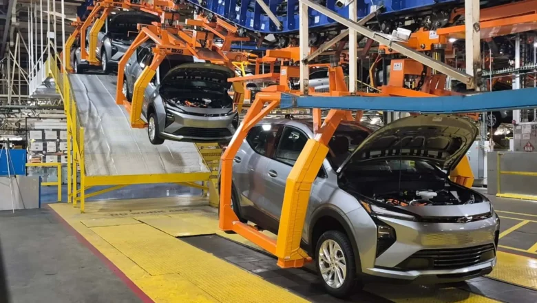 Chevrolet Bolt EV kļūst lētāks: GM montē auto partijās pa 30 gabaliem