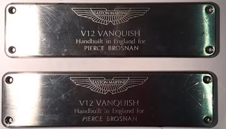 Pīrss Brosnans saņēma Aston Martin par lomu filmā “Die Another Day”, bet palikušas tikai izgatavošanas plāksnītes