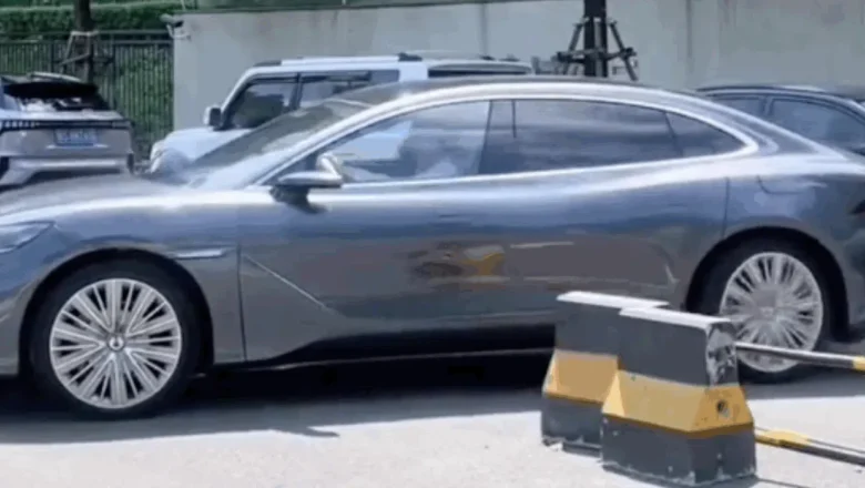 BYD elektroauto veic tanka pagriezienu šaurā vietā – vīrusu video pārsteidz visus!