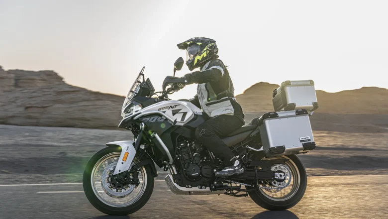 CFMoto 800MT-ES 2026: gudrs adventure motocikls par saprātīgu cenu