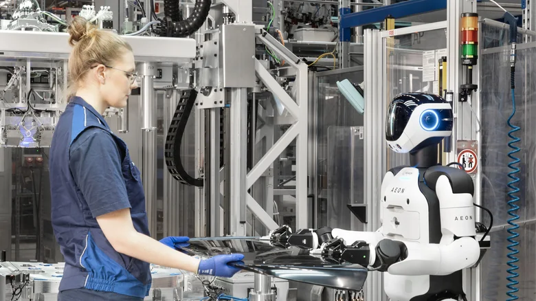 BMW ievieš humanoidus robotus automašīnu rūpnīcās.