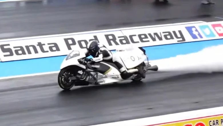 Pasaules ātrākais tvaika motocikls paātrinās līdz 100 km/h 0,4 sekundēs