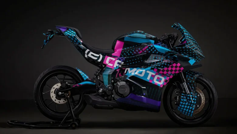 CFMoto 250SR-R ar diviem cilindriem