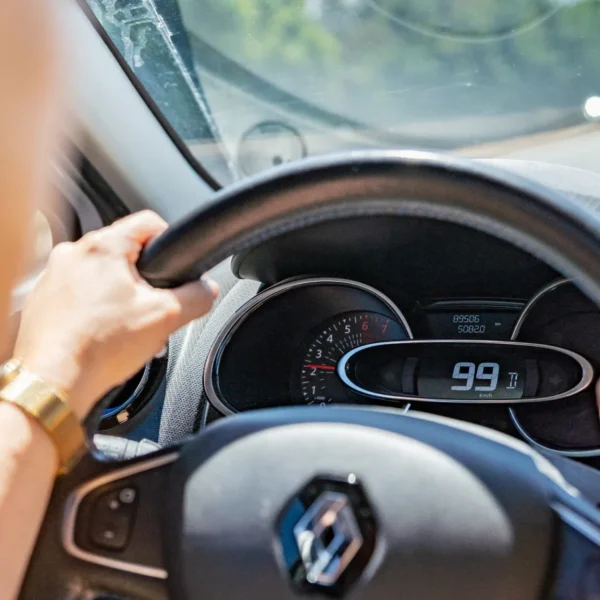 ES grib kontrolēt auto ātrumu