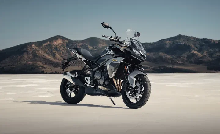 Triumph 2027. gada krāsu atjauninājumi sešiem modeļiem