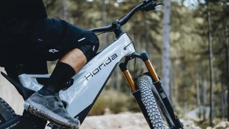 Honda prezentē elektrisko kalnu velosipēdu – nopietns e-MTB ar 2027. gada debiju