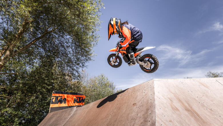 KTM SX-E 2.12: jauns elektriskais mini-motokross augstākiem iesācējiem
