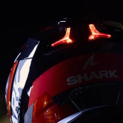Shark SKWAL iCUP: Formula 1 iedvesmota ķivere ar automātisku LED bremžu gaismu