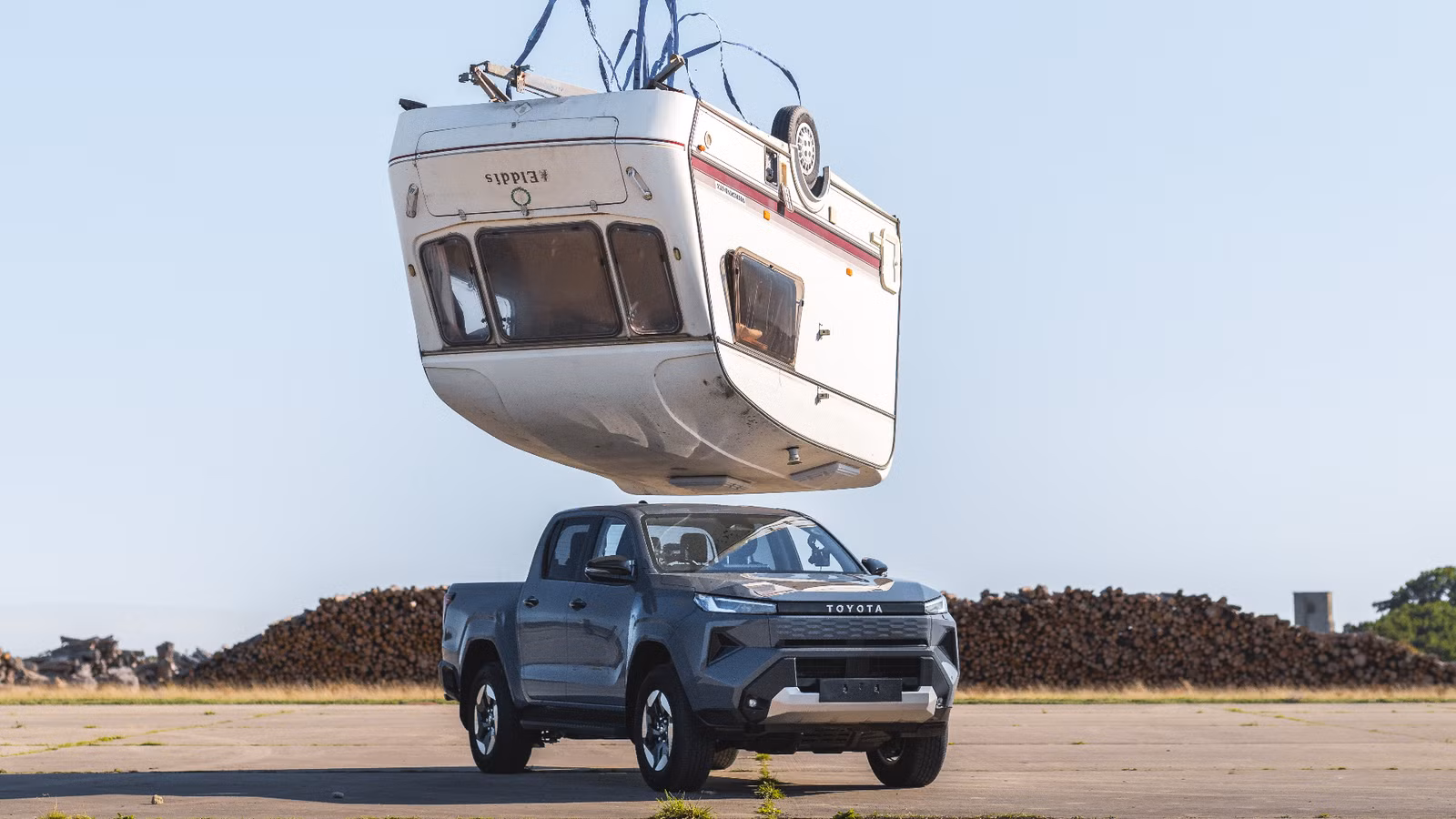Toyota Hilux EV iztur kempinga piekabes kritienu no 9 metriem