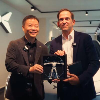 XPeng L03 pirmā piegāde Eiropā — CEO personīgi nodeva atslēgas Parīzē
